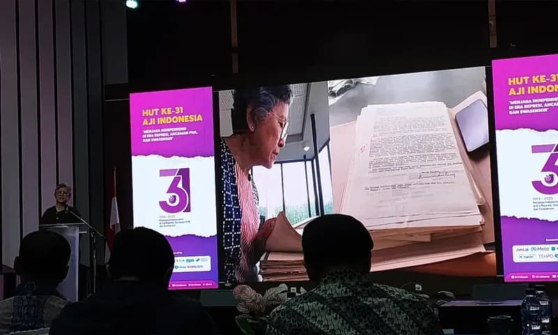 Sejarawan sekaligus aktivis hak asasi manusia, Ita Fatia Nadia membawakan orasi kebudayaan di HUT AJI ke-31 (Foto: Facebook/P Hasudungan Sirait).