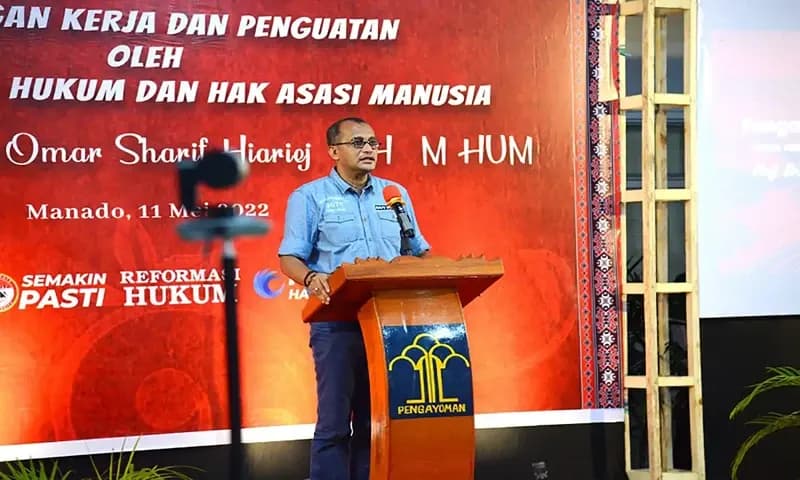 Wakil Menteri Hukum dan Hak Asasi Manusia, Edward Omar Sharif Hiariej, di Kantor Wilayah Kemenkumham Sulawesi Utara. (Sumber Foto: Kemenkumham)