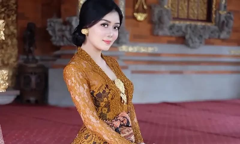 Model Kebaya Modern Simple (Foto: Pinterest @anantabatik.com)