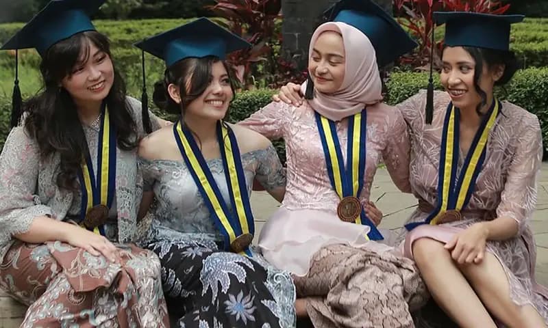 Kebaya Wisuda Modern (Foto: Pinterest @haruminabilar)