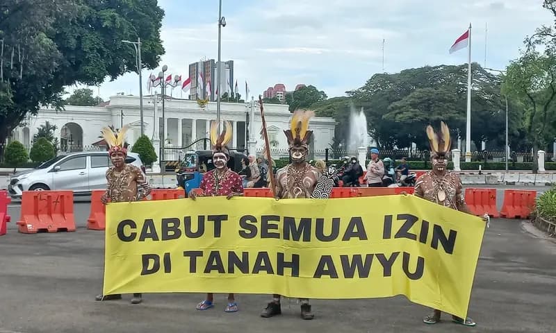 Masyarakat Suku Awyu Papua menggelar aksi di depan Istana Negara, Jakarta Pusat, beberapa waktu lalu. (Foto: PARBOABOA/Muazam)
