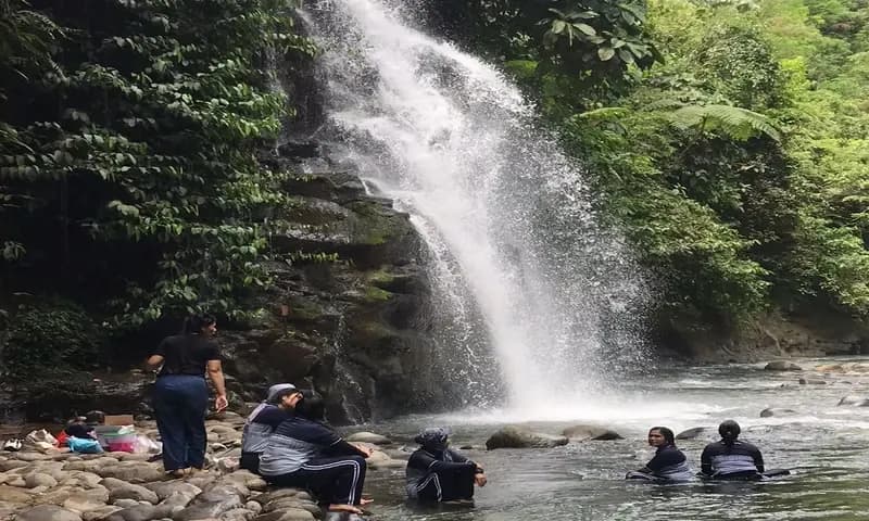 Air Terjun Sigiutan yang berada di Desa Tinokkah, Kecamatan Sipispis, Kabupaten Serdang Bedagai, Sumatra Utara (Foto : Parboaboa/Muhammad Anshori)