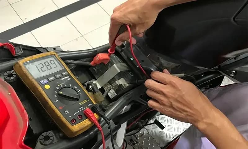 Ilustrasi pengecekan tegangan aki sepeda motor (Dok: otomotif.kompas.com)