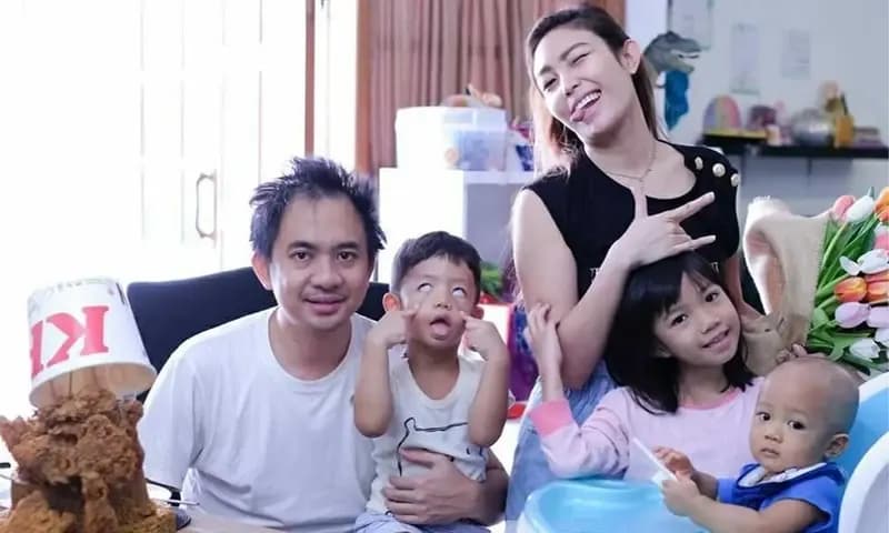 Regi Datau dan Ayu Dewi bersama dengan ketiga anak mereka (Foto: instagram/@mrsayudewi)