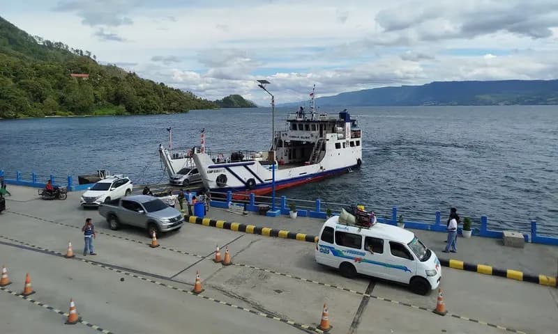 Aktifitas Kapal Motor Penumpang Sumut II menyandar di Pelabuhan Tigaras sesaat setelah berlayar dari Pelabuhan Simanindo. (Foto: PARBOABOA/Pranoto)