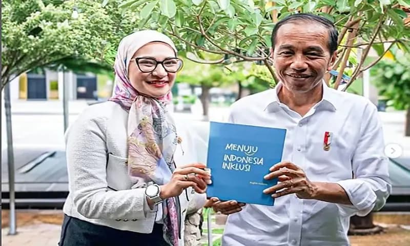 Angkie Yudistia berfoto bersama Presiden Jokowi saat peluncuran buku Menuju Indonesia Inklusi. (Foto: Instagram/@angkie.yudistia)