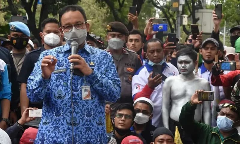 Anies Baswedan saat menemui buruh yang berdemo menuntut kenaikan UMP Jakarta (dok Antara/Indrianto Eko Suwars)