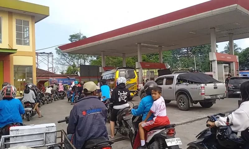 Antrean panjang kendaraan mengular di SPBU akibat kelangkaan BBM jenis pertalite, di Jalan Melanthon Siregar, Kelurahan Karo, Siantar Selatan, Kota Pematang Siantar, Sumatra Utara. (Foto: PARBOABOA/Putra Purba)