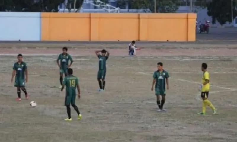 Para pemain hanya terpaku di lapangan permainan pada laga PSIS kontra PSS Sleman (Foto: Tribun Jateng)