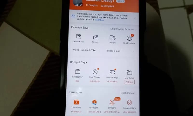 Salah satu platform belanja online (lazada) yang ramai digunakan di Indonesia (Foto: PARBOABOA/ Defri)