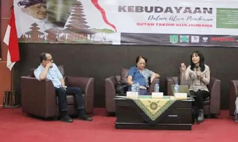 Novelis Ayu Utami (kanan), putri Sultan Takdir Alisjahbana, Tamalia Alisjahbana (tengah) dan Anton Kurniawan dalam diskusi publik Kebudayaan dalam Alam Pemikiran Sutan Takdir Alisjahbana di Jakarta, Sabtu (28/10/2023). (Foto: Dok Diskusi STA)