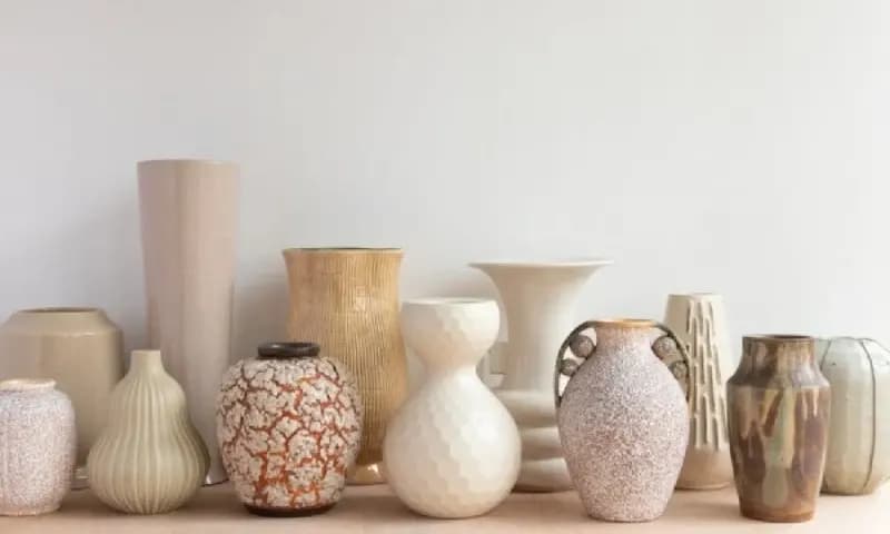 Kerajinan bahan lunak Guci (Foto: Unsplash.com/Chloe Bolton)