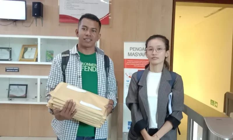 JATAM saat menyerahkan berkas laporan terhadap Bahlil Lahadalia ke KPK. (Foto: PARBOABOA/Rian)