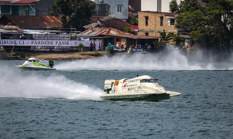 Beberapa pembalap sedang melakukan latihan bebas dan simulasi mesin motor di lintasan area venue Ajang Kejuaraan Dunia Powerboat F1H2O berlangsung pada 24-26 Februari 2023 di Danau Toba, Sumatra Utara. (Foto: PARBOABOA)