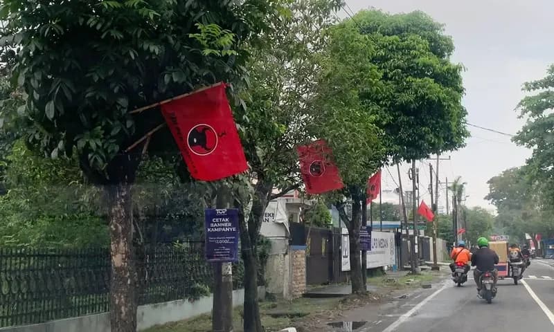 Bendera salah satu partai yang terpasang di ruas Jalan Sei Serayu, Kota Medan. (Foto: PARBOABOA/Sondang)