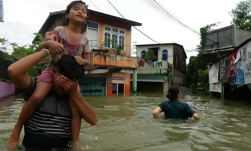 Penampakan warga melintasi banjir di gang Merdeka pada 2022 lalu. (Foto: PARBOABOA/GhiyatuddinÂ Yauzar)