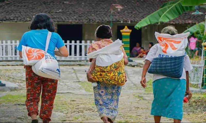 Jokowi akan membagikan 10 kg beras gratis untuk 21,3 juta rakyat miskin mulai awal September 2023. (Foto: Instagram/perum.bulog)