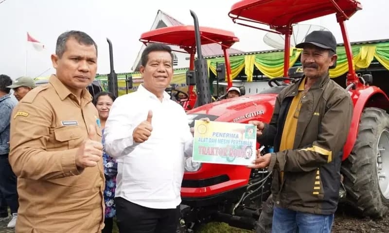 Bupati Simalungun Radiapoh Hasiholan Sinaga memberikan bantuan Alat Mesin Pertanian berupa Traktor dengan kepada Poktan di Nagori Urung Pane, Kecamatan Purba, pada Senin (16/10/2023). (Foto: Humas Pemkab Simalungun)