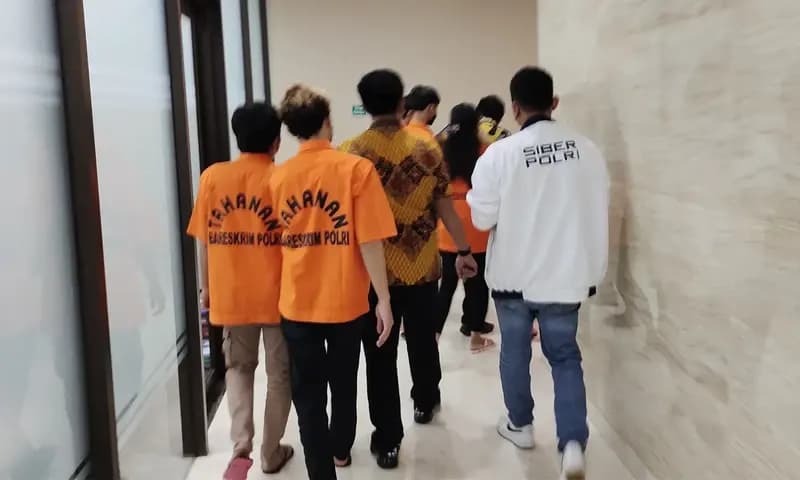 Tersangka judi online yang sudah diamankan di Bareskrim Polri, Jumat (27/01/2023). (Foto: Parboaboa/Rendi Ilhami)