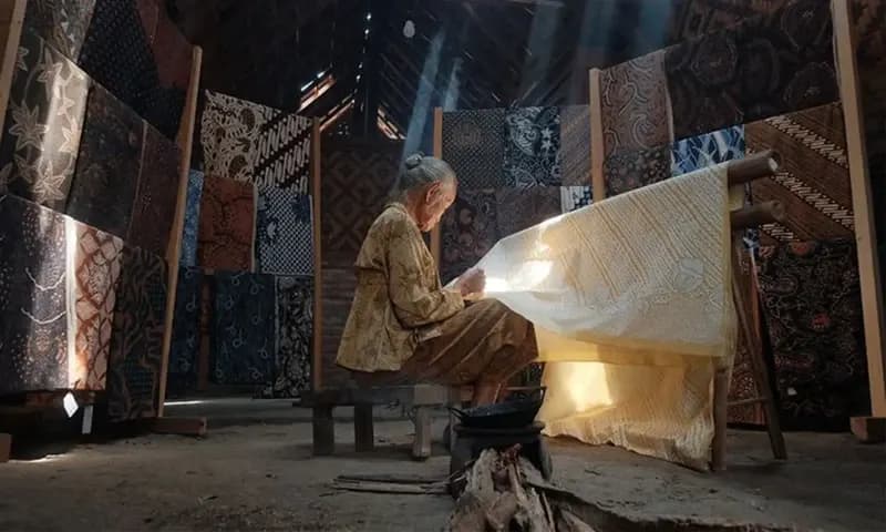 Kerajinan Tangan Batik Tulis (Foto: Shutterstock)