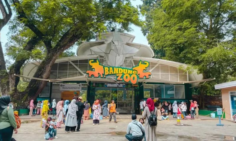 Tampak depan Kebun Binatang Bandung (Bandung Zoo) yang sekarang mengalami konflik internal antara pengelolah. (Foto: Web. Travelok)