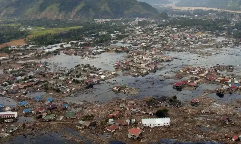 Tsunami Aceh 2004, salah satu bencana alam terdahsyat di dunia (Foto: Britannica.com)