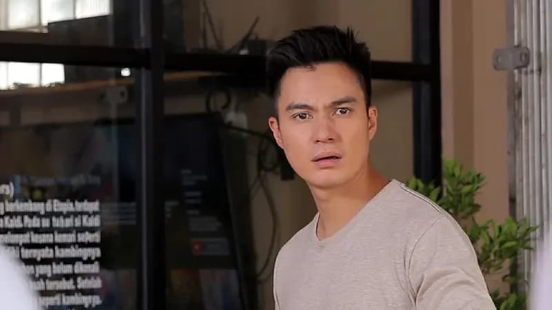 Baim Wong saat memperagakan perannya pada salah satu sinetron yang ia mainkan