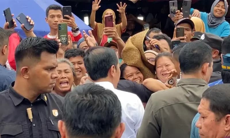 Presiden Joko Widodo membagikan bantuan sembilan bahan pokok (sembako) kepada warga saat meninjau pasar Sukaramai di Kota Medan, Sumatra Utara, Sabtu (19/8/2023). (Foto: PARBOABOA/Ilham Pradilla)