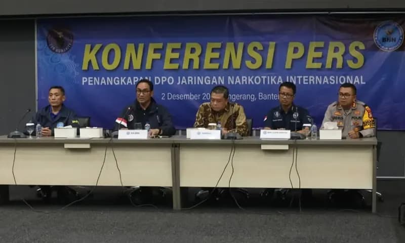 Konferensi pers pasca pengamanan Dewi Astutik alias Mami, buronan internasional dan aktor intelektual penyelundupan 2 ton sabu jaringan Golden Triangle (Foto: IG/@infobnn_ri)