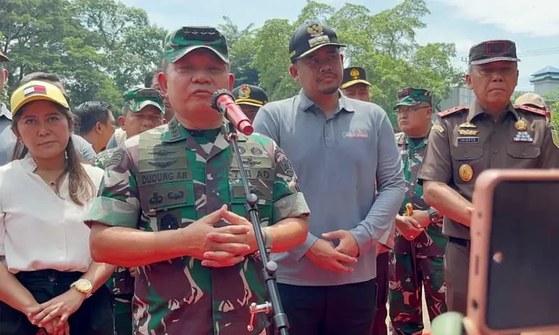 Kepala Staf TNI Angkatan Darat (KSAD), Jenderal TNI Dudung Abdurachman bersama Wali Kota Medan, Bobby Nasution memberi keterangan kepada awak media terkait pelibatan TNI menormalisasi Sungai Deli, di Kota Medan, Sumatra Utara. (Foto: PARBOABOA/Ilham Pradi