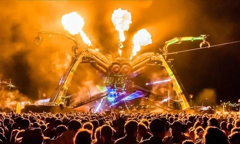 Antusiasme penonton saat memadati panggung Festival Glastobury. (Foto: dok. Andrew Allcock)