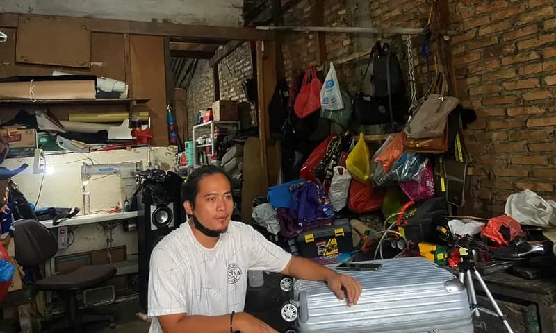 Bona Sinaga (38 tahun), yang telah berdedikasi pada pekerjaannya selama bertahun-tahun. Setiap hari, dia menjalankan usahanya yang terletak di Jalan Cipto No.68, Pematang Siantar. (Foto: Parboaboa/Silvia)