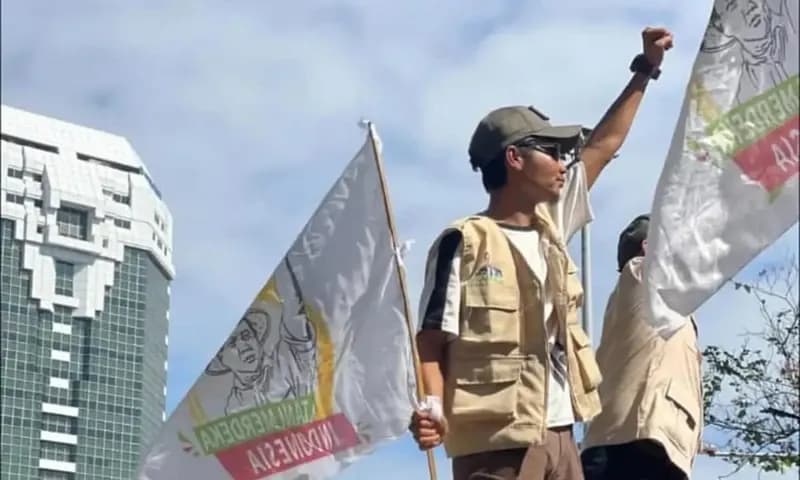 Seorang demonstran yang terlibat dalam unjuk rasa bersama para buruh di depan Gedung DPR/MPR, Kamis (28/8/2025) (Foto: PARBOABOA/Defri)