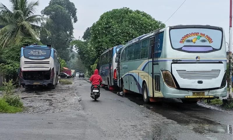 Dinas Perhubungan Kota Pematang Siantar mengaku tidak tahu adanya parkir liar armada salah satu PO bus AKAP di ruas Jalan TB Simatupang, Kelurahan Kahean, Kecamatan Siantar Utara, Sumatra Utara. (Sumber: PARBOABOA/Calvin Siboro)