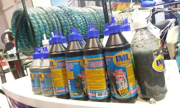 Cairan anti bocor ban tubeless yang justru merusak pelek motor.