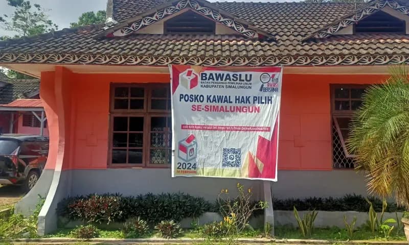 Tiga calon legislatif (Caleg) dari Partai Golkar di Simalungun, Sumatra Utara, dilaporkan ke Bawaslu atas pelanggaran pemasangan APK. (Foto: PARBOABOA/Jeff Gultom)