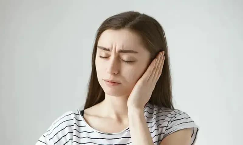 Cara mengatasi telinga tersumbat (Foto: Pexels)