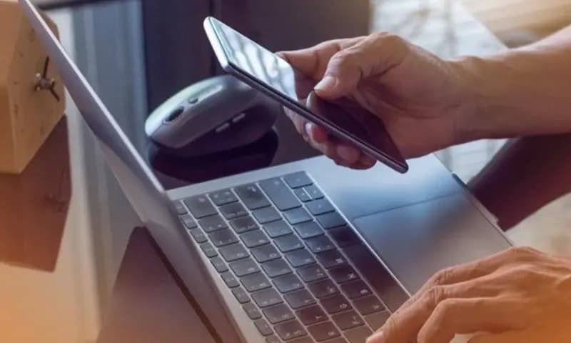Cara menghubungkan layar HP ke laptop, foto: Qoala