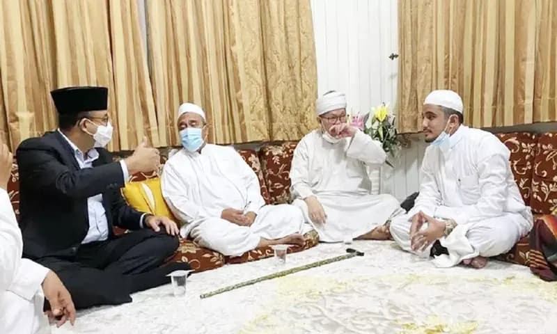 Anies kerap dianggap dekat dengan Habib Rizieq dan FPI. (Foto: Arsip FPI)