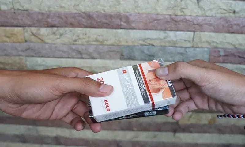 Ilustrasi transaksi rokok tanpa pita cukai. (Foto: PARBOABOA/Patrick Damanik)