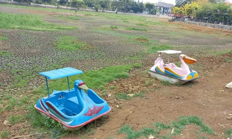 Danau Cinere di Pangkalan Jati, Cinere, Kota Depok, Jawa Barat mengalami kekeringan imbas kemarau panjang yang menimpa sejumlah wilayah di Indonesia. (Foto: PARBOABOA/Muazam)