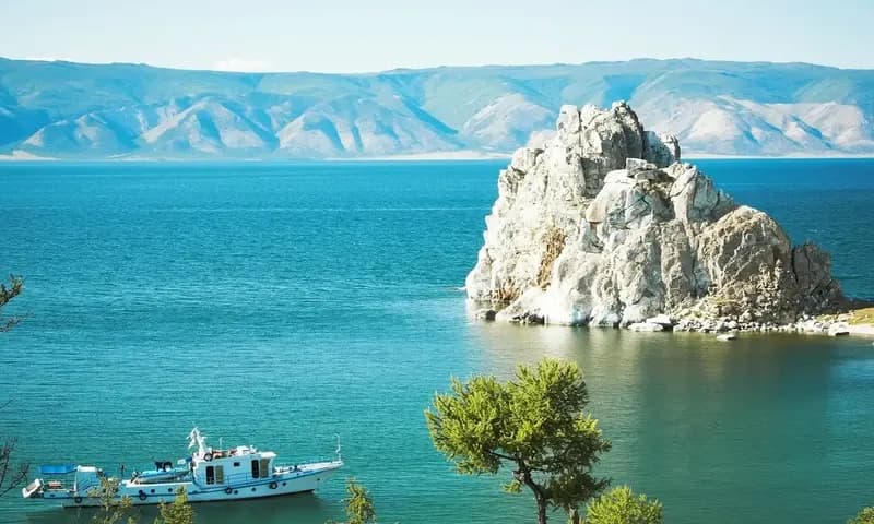 Salah satu danau terdalam di dunia yaitu Baikal, Russia (travellink-indonesia.com)