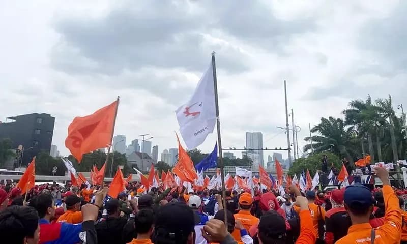 Ribuan massa buruh kembali menggelar aksi demo di Gedung Dewan Perwakilan Rakyat RI (DPR) untuk menuntut pencabutan PERPU Cipta Karja. (PARBOABOA/Adinda Dewi)