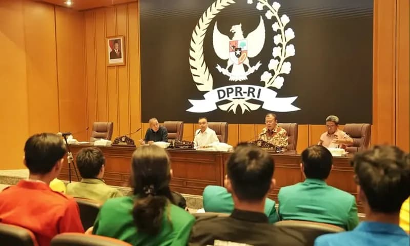 Wakil Ketua DPR Sufmi Dasco Ahmad saat beraudensi bersama perwakilan organisasi kepemudaan dan mahasiswa yang menyerahkan sejumlah tuntutan aksi demonstrasi (Foto: IG/@sufmi_dasco)