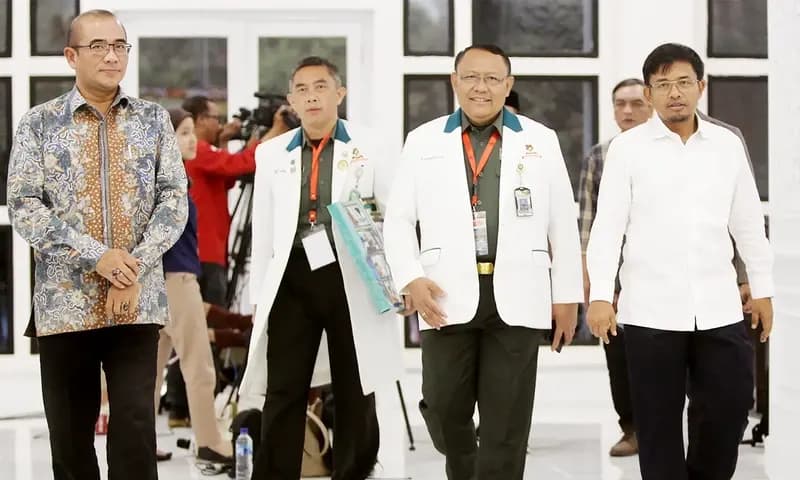 Ketua KPU RI Hasyim Asyari (kiri) dan Kepala RSPAD Gatot Subroto Letjen Budi Sulistya (kedua kanan) menyatakan tiga pasangan capres-cawapres sehat, di Gedung KPU RI, Jalan Imam Bonjol, Jakarta Pusat, Jumat (27/10/2023). (Foto: PARBOABOA/Hari Setiawan)