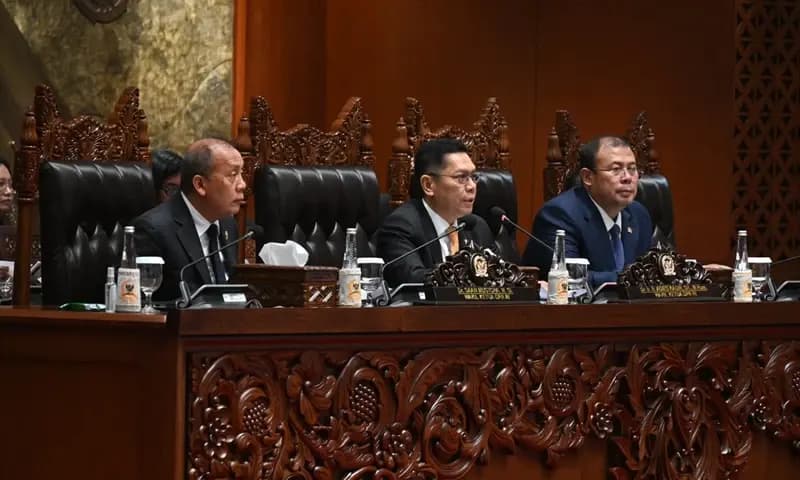 Wakil Ketua DPR RI Adies saat memimpin Rapat Paripurna DPR RI ke-13 Masa Persidangan II Tahun Sidang 2024-2025 (Foto: emedia.dpr.go.id)