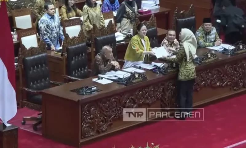 Rapat Paripurna DPR mengesahkan revisi UU BUMN, Kamis (2/10/2025). (Foto: Tangkapan layar)