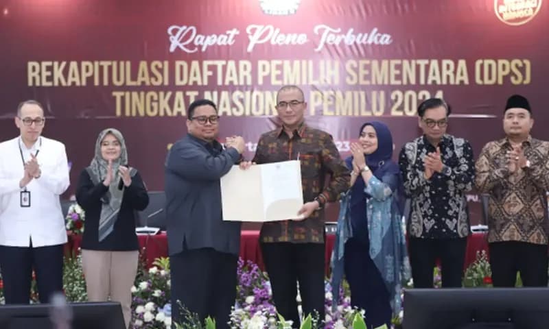 Rapat pleno penetapan rekapitulasi KPU penetapan Daftar Pemilih Sementara (DPS) nasional, Selasa (18/4/2023). (Foto: KPU)