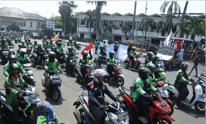 Sejumlah pengemudi layanan ojek daring konvoi saat berunjuk rasa. (Foto: Dik. Antara)