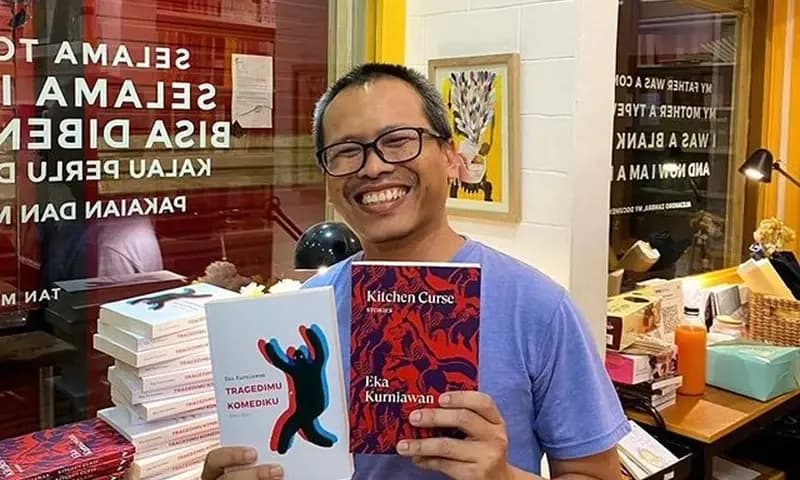 Eka Kurniawan saat peluncuran karyanya, Kitchen Curse dan Tragedimu Komediku. (Foto: Instagram/@gnolbo)